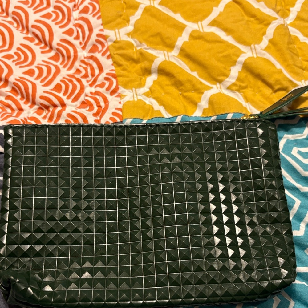 ipsy Dark Green Textured Pyramid Wristlet